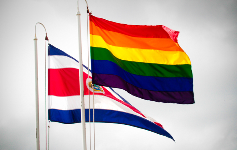 Bnadera de Costa Rica y Bandera LGBTIQ+ / Tomada de Internet