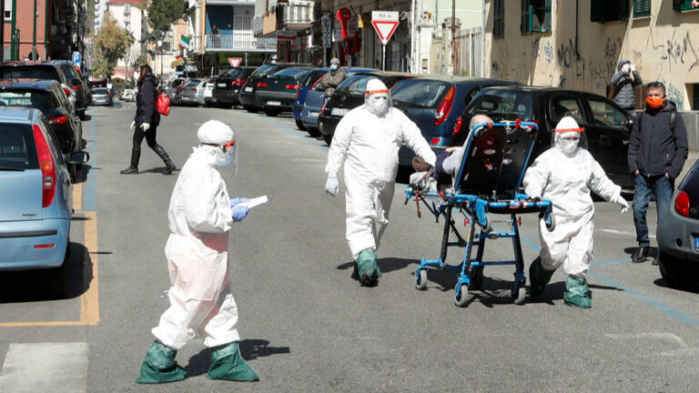 Médicos traladando a paciente con COVID-19 / FRANCE24