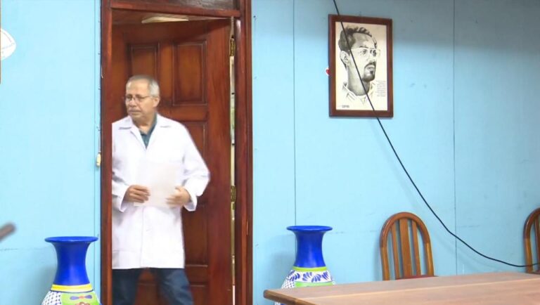 Dr. Carlos Saénz secretario general del Ministerio de Salud