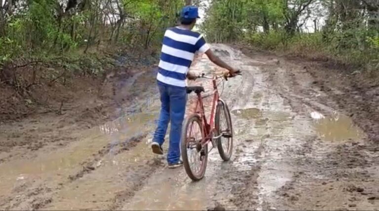 Camino de la comunidad Obrajuelo en mal estado