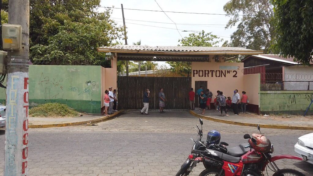Portón #2 del Hospital Alemán Nicaragüense en el que se atienden pacientes con COVID-19