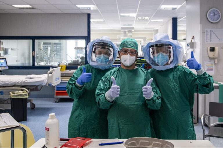Médicos de cuidados intensivos en Italia / (Photo by Andreas SOLARO / AFP)