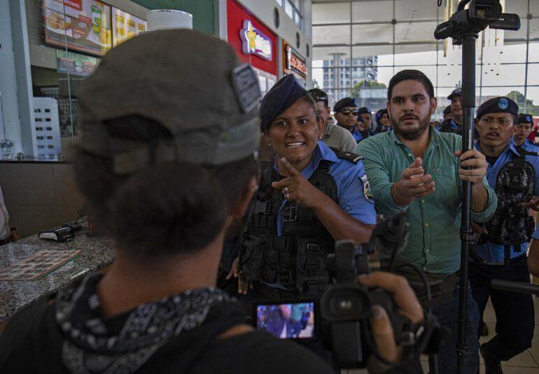 Policías agreden a periodistas independientes que brindaban cobertura a un piquete express en Metrocentro