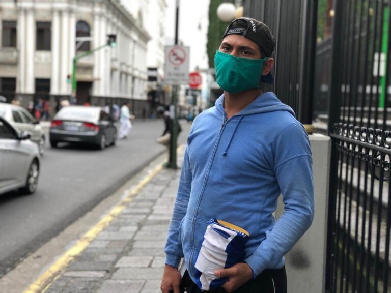 Jordan Ballestero nicaragüense exiliado en Costa Rica se ve obligado a pedir dinero en las calles de San José