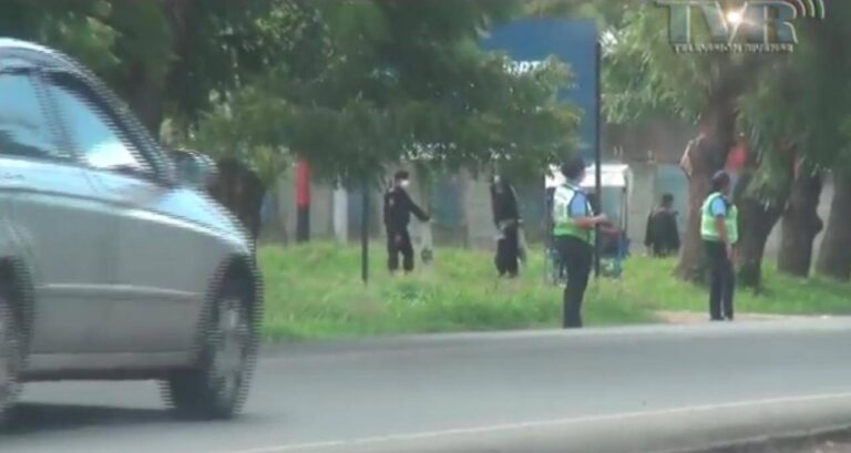 Policías y antimotines apostados en la entrada de la sucursal de Disnorte-Dissur en Rivas