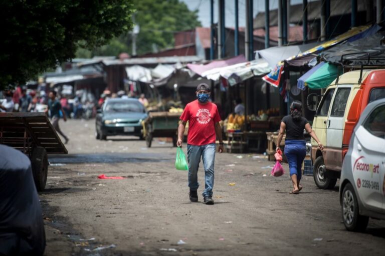 Población nicaragüense se enfrenta al COVID-19 sin opciones a ganar