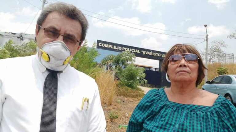 Petrona Domínguez junto al abogado Julio Montenegro en Auxilio Judicial