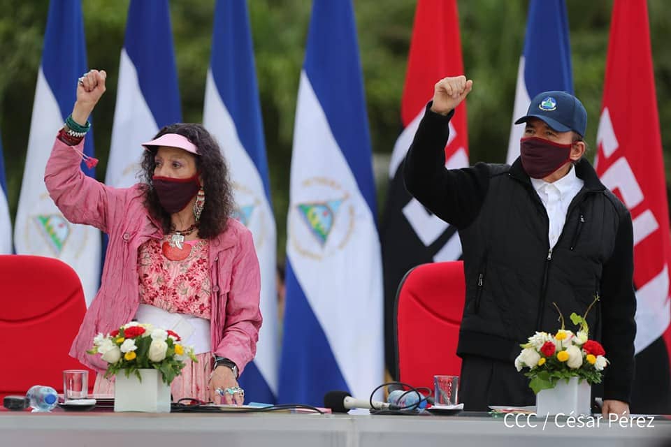 Ortega reaparece con su mujer en público