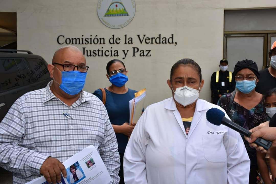 Médicos sandinistas presentan copia de denuncia en la Comisión de la Verdad