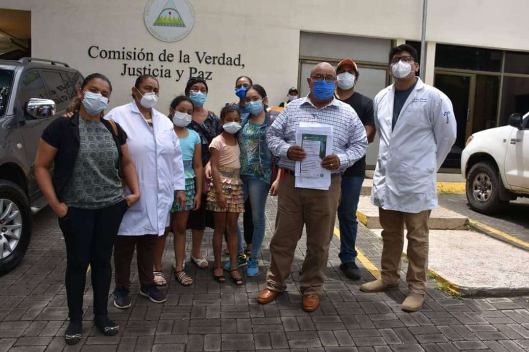 Médicos sandinistas presentan copia de denuncia en la Comisión de la Verdad