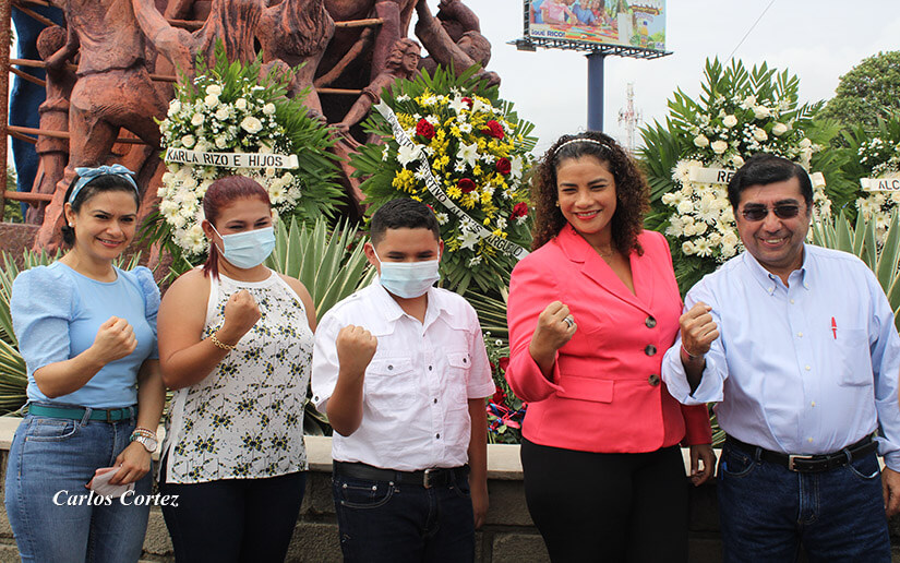 Autoridades de la alcaldía de Managua y ex esposa de Alexis Arguello llevan ofrenda floral a su monumento
