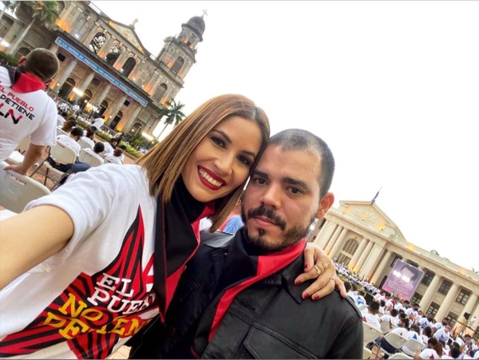 Xiomara Blandino junto a Juan Carlos Ortega en plaza de Revolución.
