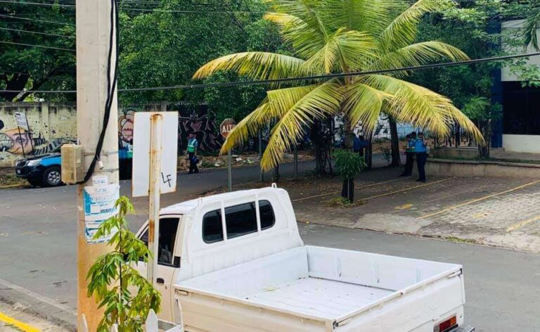 Policía baila "El Comandante se queda" a Zayda Hernández