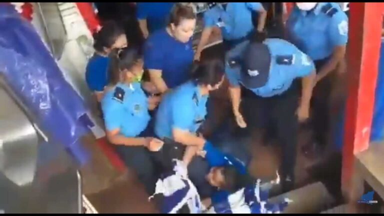 Policía arrastra durante violenta detención a vendedora de banderas