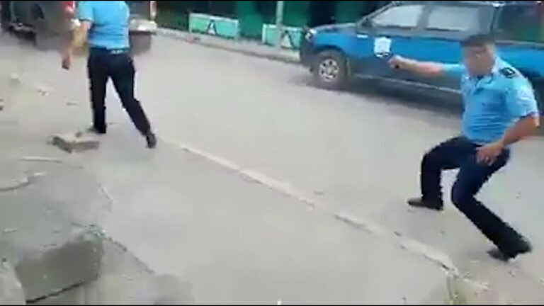 Policías disparan desenfrenadamente contra camioneta y su conductor