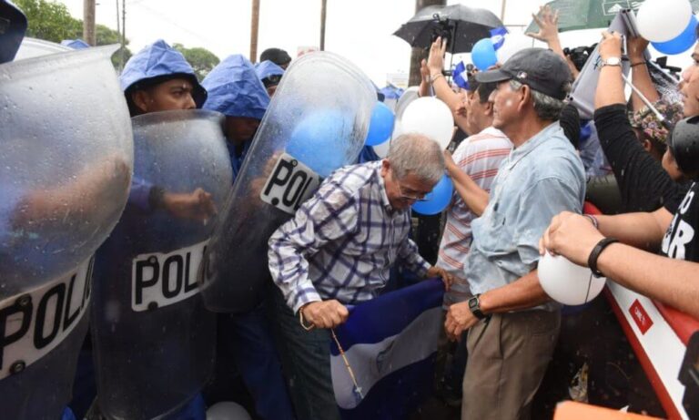 Lolo Blandino protesta contra la dictadura sandinista y sus atropellos