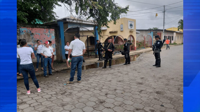 Policías antimotines cierran el paso a trabajadores de la alcaldía de Wiwilí