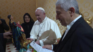 Papa Francisco recibe imagen de la Inmaculada Concepción de María