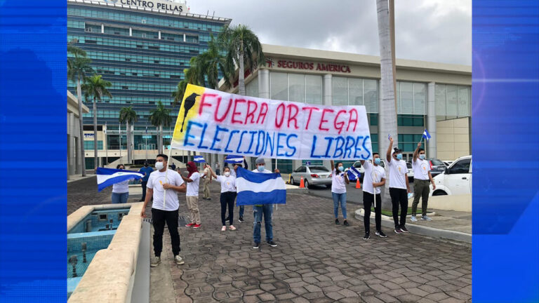 Jóvenes de la Alianza Universitaria protestan contra ley Mordaza