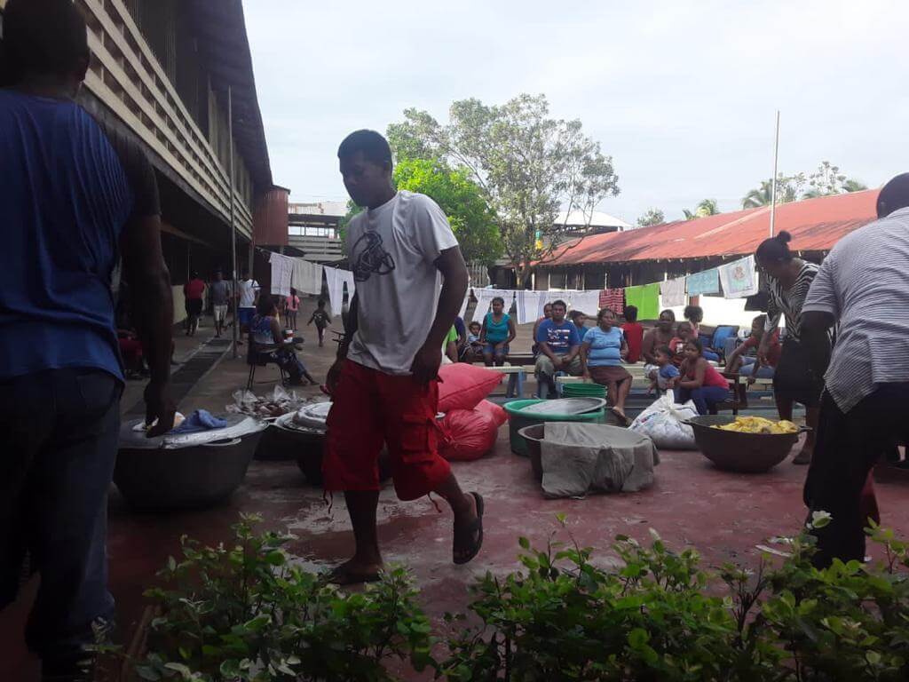 Damnificados por Eta reciben alimentos y ropa de parte de comerciante de Bilwi