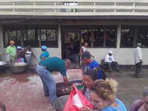 Comida, refresco y ropa recibieron costeños afectados por Eta