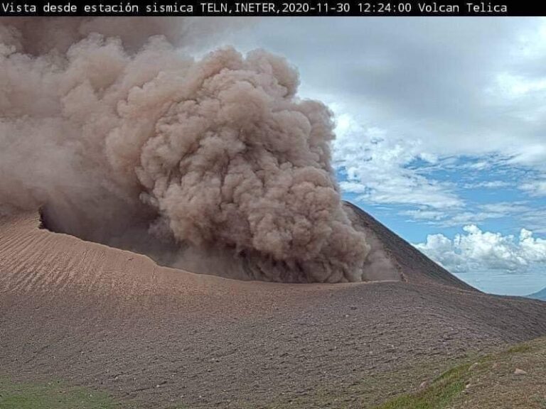 Desde las 5:40 de la mañana el coloso ha realizado 50 explosiones