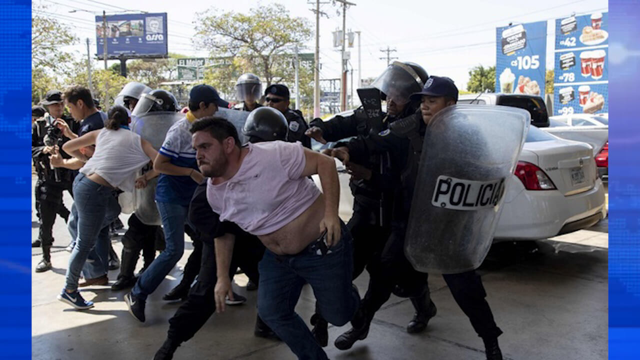 Policía agrede a peridotitas independientes durante cobertura de manifestaciones antigubernamentales