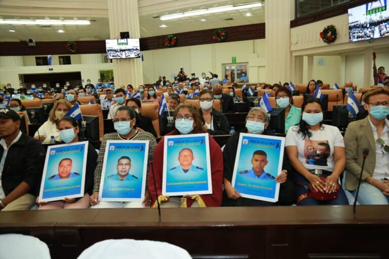 Familiares de policías fallecidos en el 2018 exigen justicia / -foto Canal Parlamentario