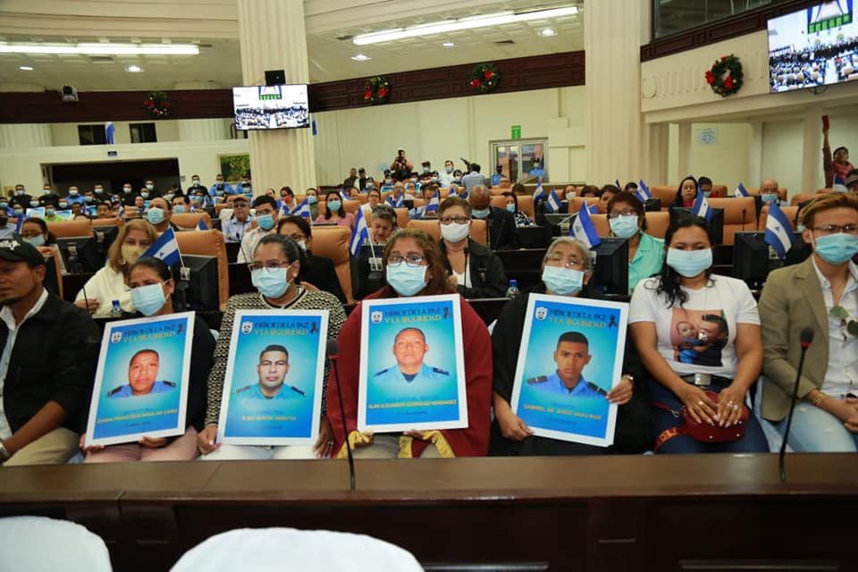 Familiares de policías fallecidos en el 2018 exigen justicia / -foto Canal Parlamentario