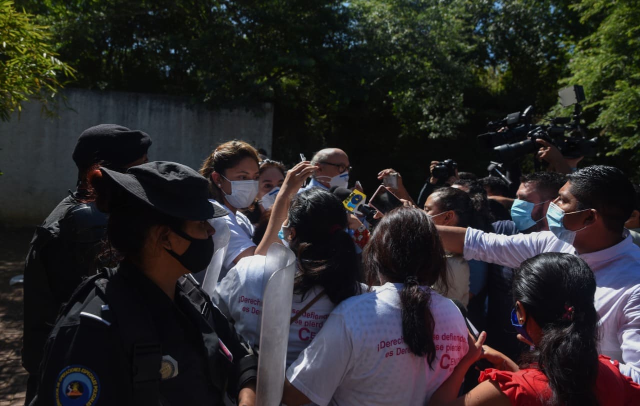 Policía Sandinista agrede al periodista Carlos Fernando Chamorro y a doña Vilma Núñez /FOTO: CONFIDENCIAL