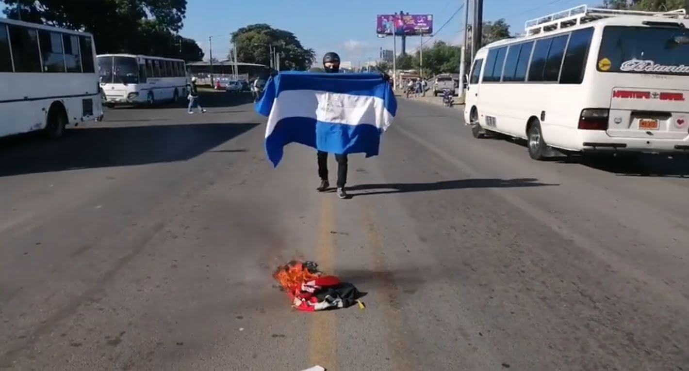 El joven portaba la bandera de Nicaragua y pedía Unidad