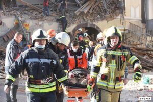 Unidades de rescate trabajan a todo vapor para socorrer a personas atrapadas entre los escombros
