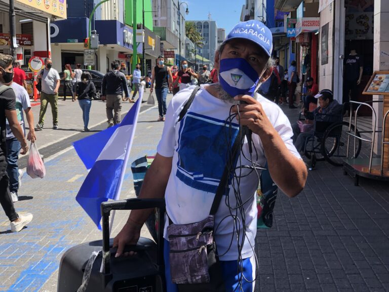 Alex Vanegas, recorre San José con este parlante anunciando negocios / Foto Gerall Chávez NA