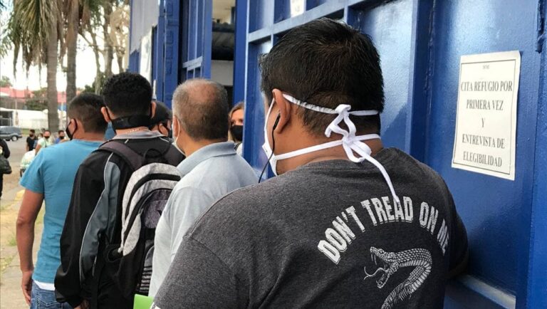 Nicaragüenses esperando entrevista de elegibilidad en la Unidad de Refugio