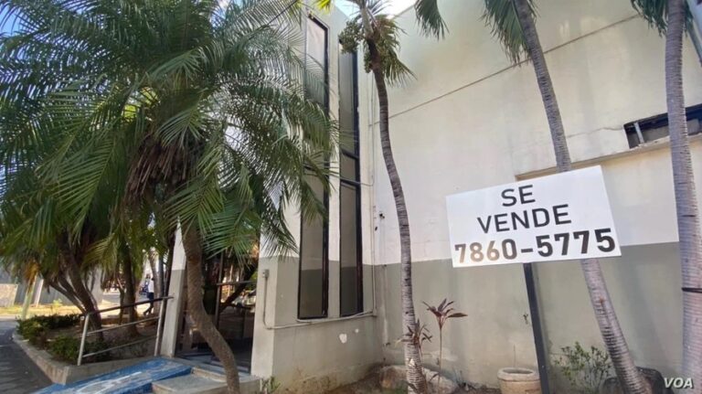 Un edificio que funcionaba como sucursal bancaria ahora esta a la venta en Nicaragua. Foto Daliana Ocaña, VOA.