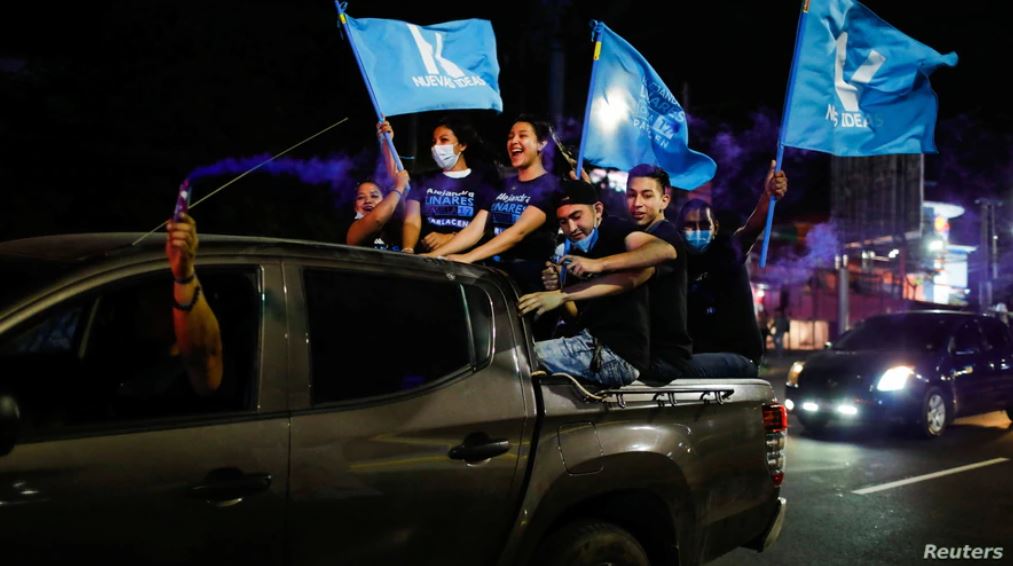 Partidarios del partido político Nuevas Ideas vitorean en un mitin durante el último día de campaña electoral en San Salvador, El Salvador, 24 de febrero de 2021.