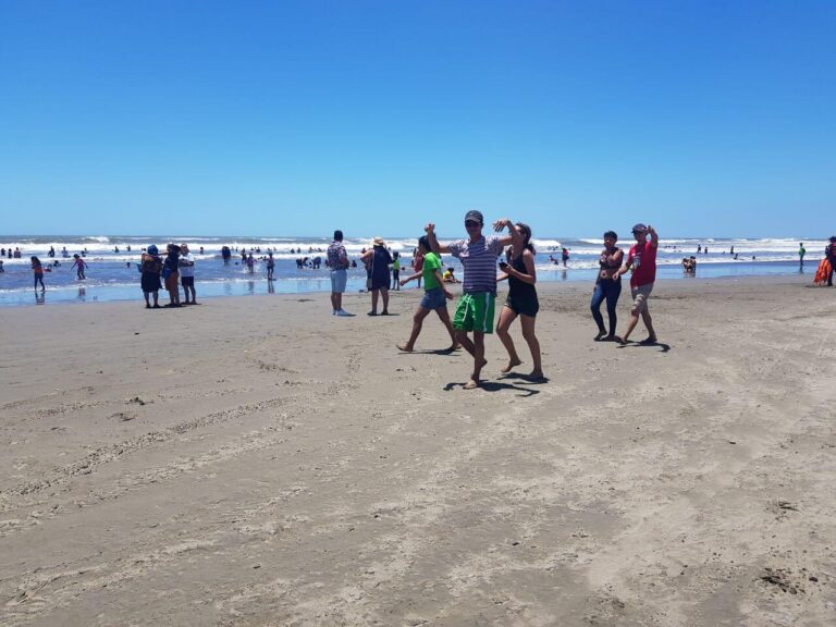 Pochomil fue visitado este domingo de ramos por centenares de familias, algunas se protegían contra el COVID-19 / Foto: Nicaragua Actual