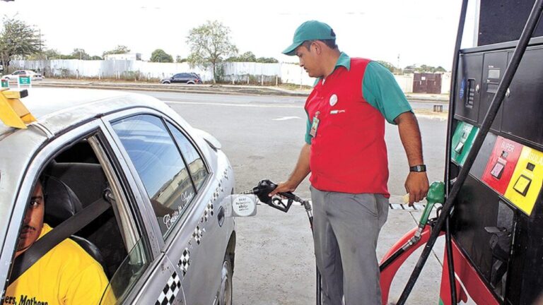 Taxistas sin ganancias ante las constantes alzas en el precio de los combustibles
