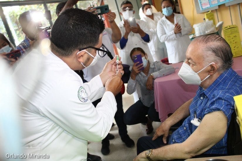 Fanáticos sandinistas fotografían al doctor Carlos Tünnermann cuando es vacunado contra el coronavirus