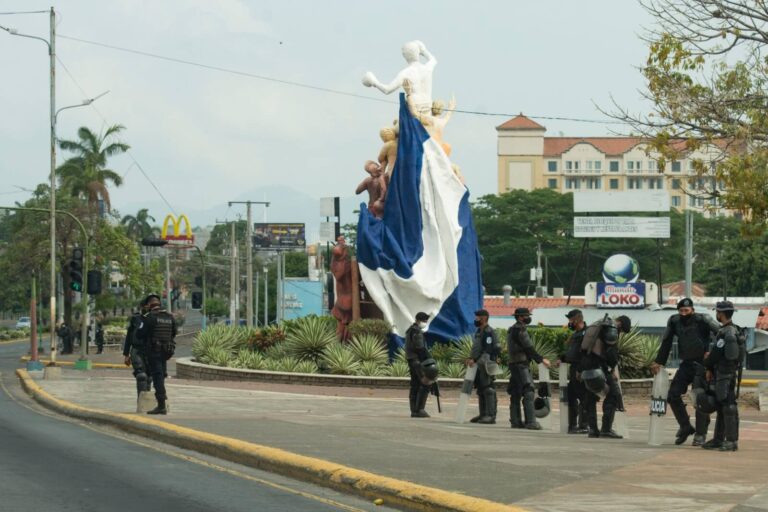 El cuerpo de antimotines se muestra fuertemente armado
