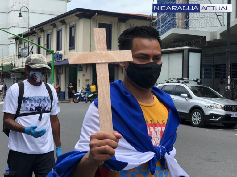 Loa asistentes vistieron de azul y blanco y alzaron cruces de madera