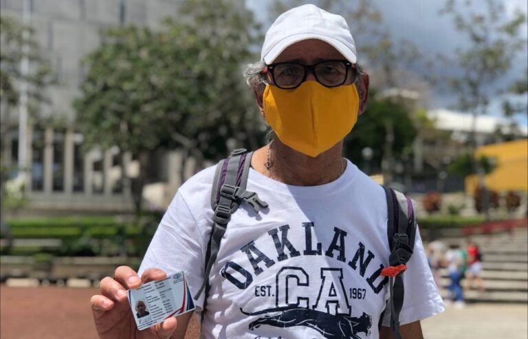Nicaragüense exiliado vacunado contra el Covid-19 en Costa Rica Foto Nicaragua Actual