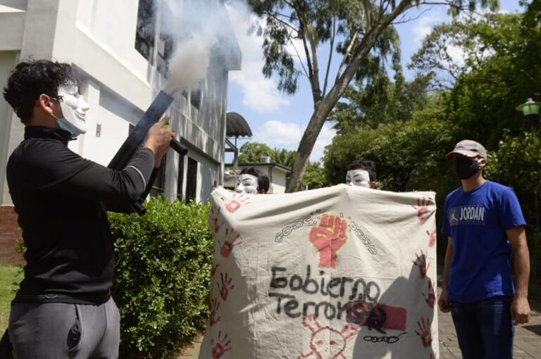Los estudiante protestaban por la libertad de los presos políticos y la unidad de los opositores
