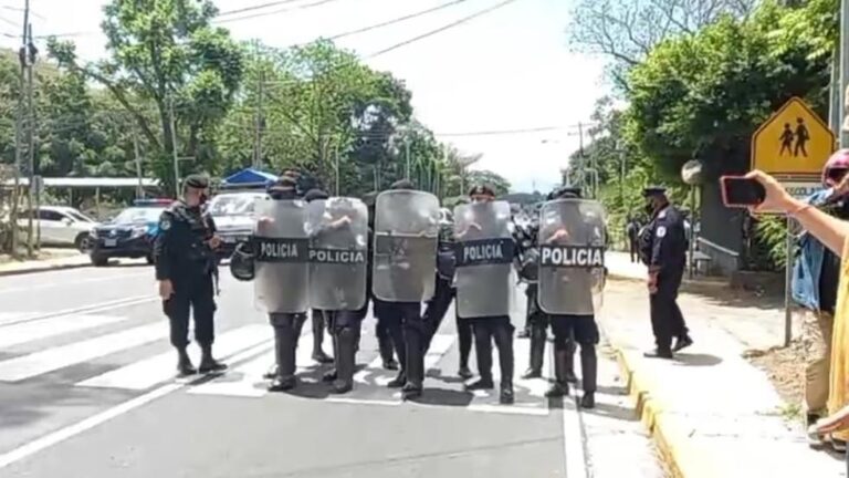 Antimotines-golpean-y-repliegan-a-periodistas-independientes-NicaraguaActual