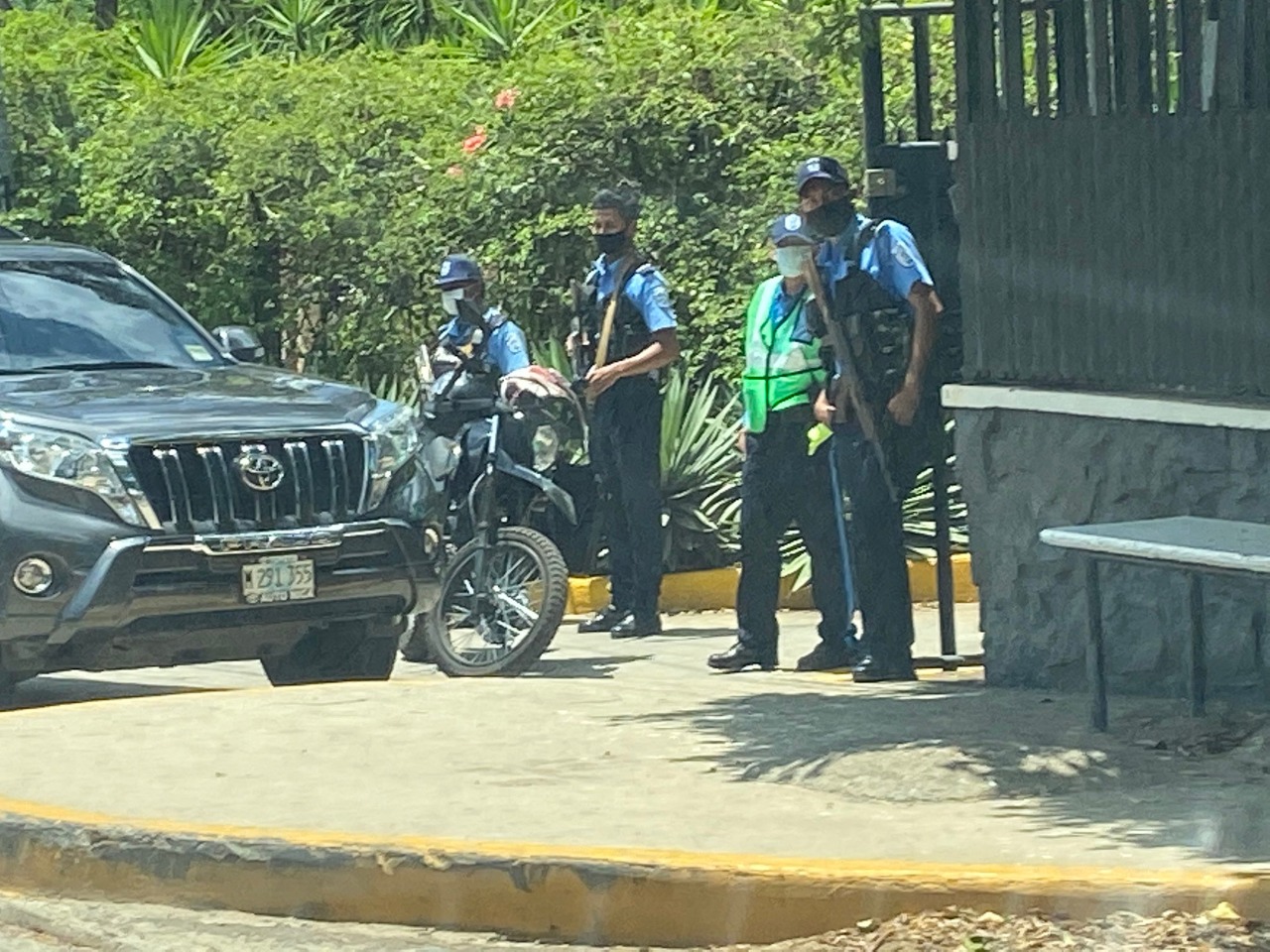 Policias allanan con violencia casa de Cristiana Chamorro