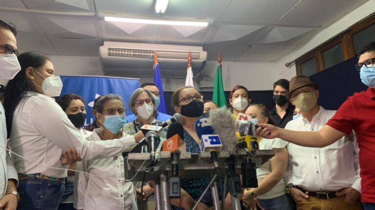 Madres de lideres universitarios secuestrados por la Policia Sandinista
