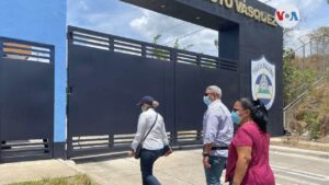 Familiares de presos políticos visitan el Nuevo chipote. 
