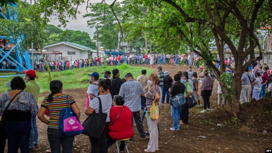 Nicaragüenses hacen largas filas por horas para vacunarse contra el COVID-19 en Managua el 4 de septiembre de 2021.