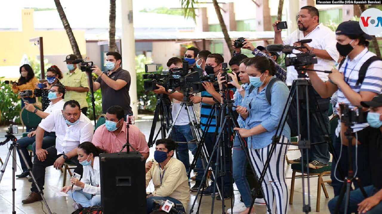 Periodistas en una cobertura en Managua, Nicaragua. Foto Houston Castillo, VOA (1)