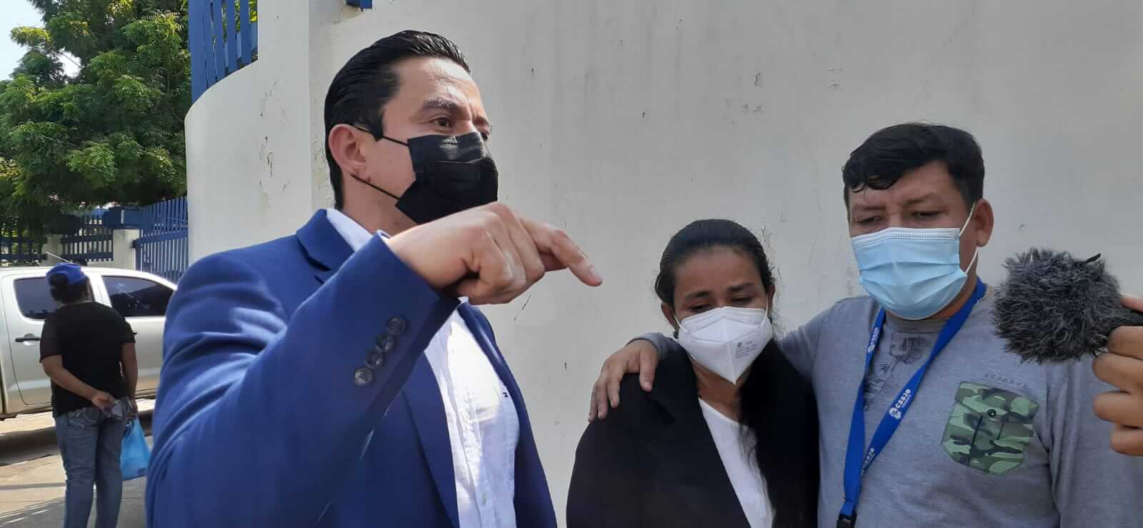 Familiares de Farling Aburto Betancourt al salir del juicio